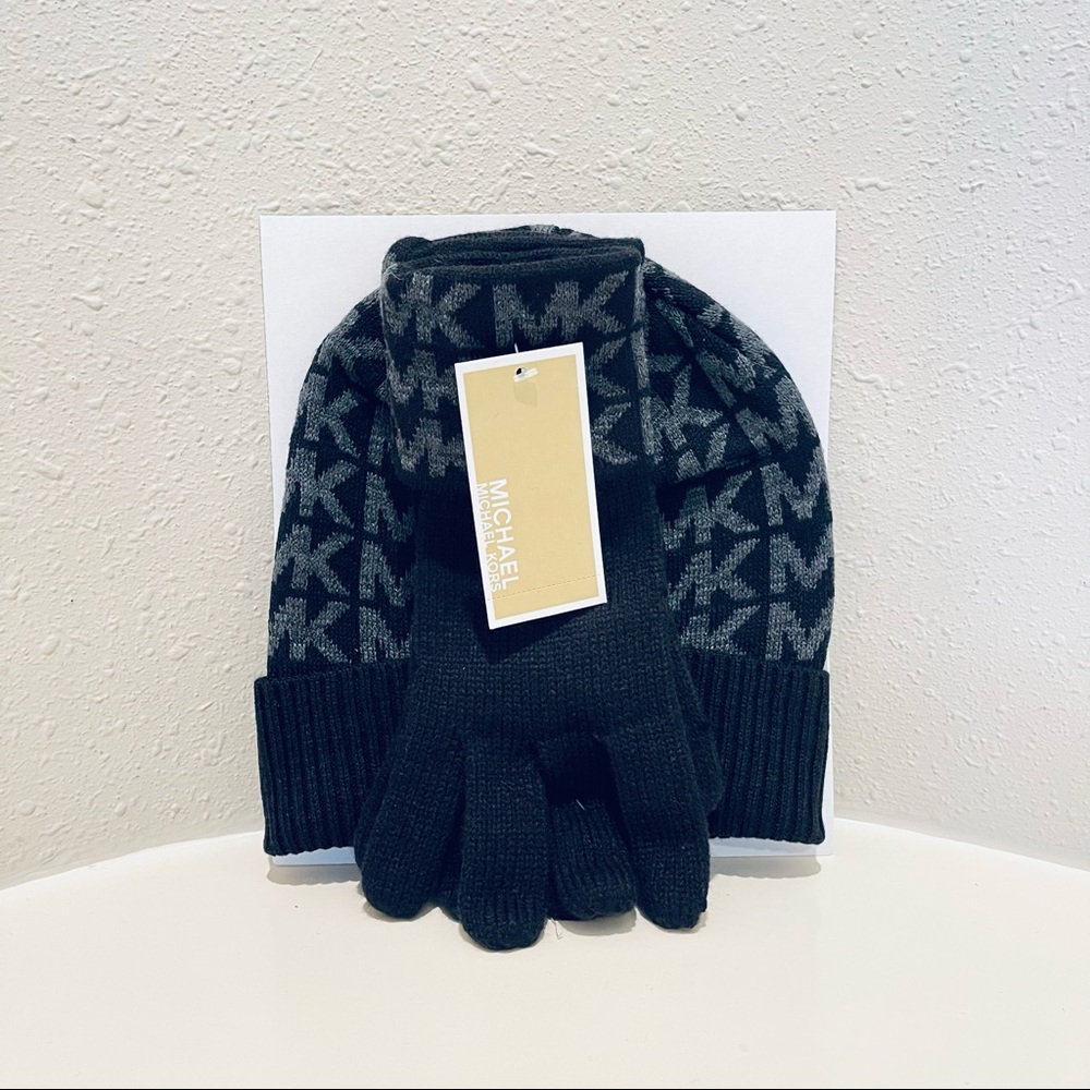 Michael Kors Monogram Knit 2 Piece Set Gift Beanie & Gloves OS NWT